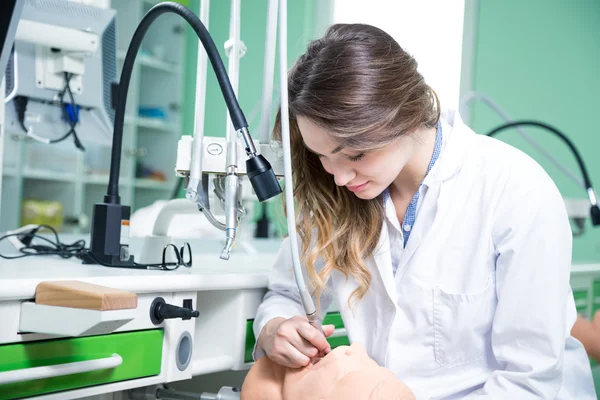 Estudiante dental primera vez en la clínica — Foto de Stock