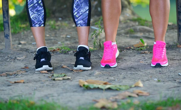 Runner girls tying laces — Stock Photo, Image