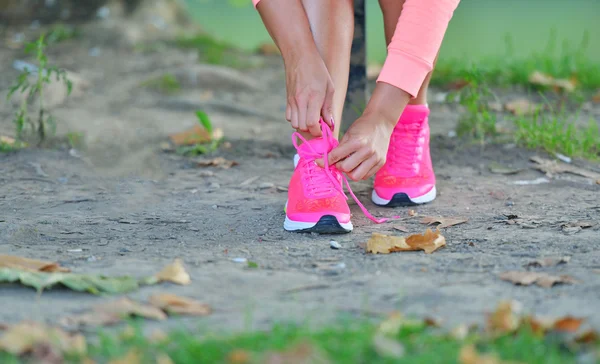 Runner girl tying laces — Stock Photo, Image