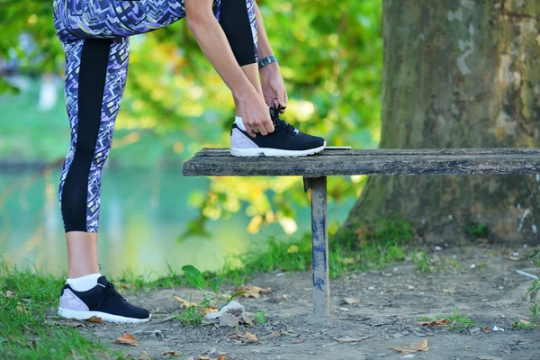 Runner girl tying laces — Stock Photo, Image