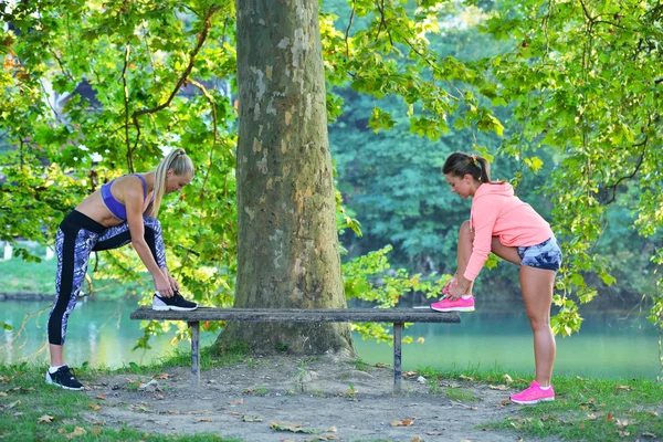 Runner girl tying laces — Φωτογραφία Αρχείου