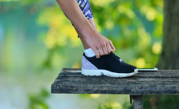 Runner girl tying laces — Φωτογραφία Αρχείου