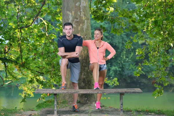 Çift jogging önce germe — Stok fotoğraf