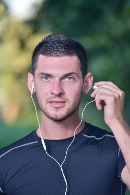 Adam koşu için hazırlanıyor