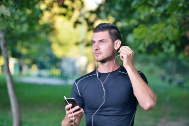 Adam koşu için hazırlanıyor