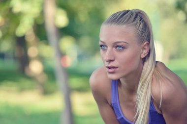 Genç kadın koşu sonra dinlenme alarak