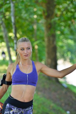 Genç kız koşu önce germe 