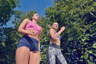 İki kadın çalışma dışarı pratik 