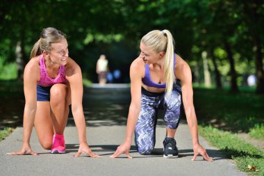 İki kadın çalışma dışarı pratik 