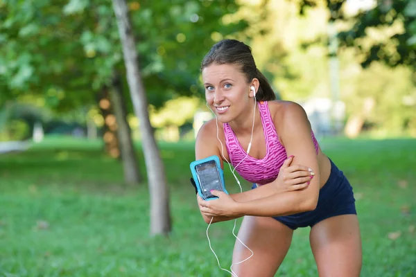Giovane donna che si riposa dopo il jogging — Foto Stock