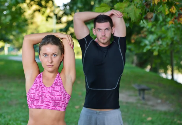 Çift jogging önce germe — Stok fotoğraf