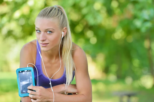 Mujer joven descansando después de correr — Foto de Stock