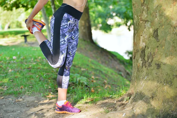 Young girl stretching before jogging — Φωτογραφία Αρχείου