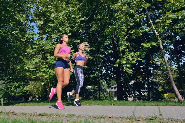 두 여성 운동을 연습 — 스톡 사진