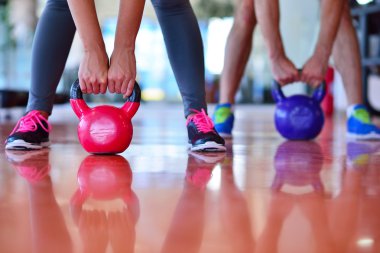 Spor salonunda egzersiz Kettlebells salıncak