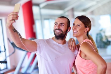 Bir sefie bir spor salonunda çekici çift