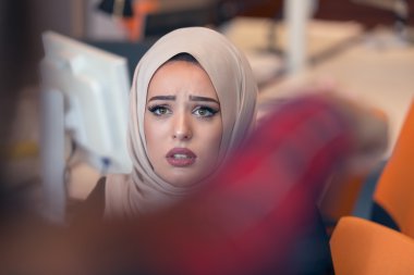 Bir meslektaşım Arapça işkadını bildirim 