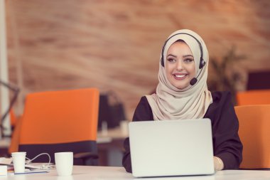 Genç Arapça iş kadını çalışma başlangıç office. 
