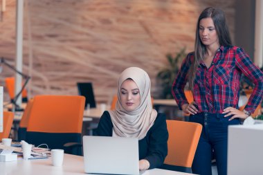 Bir meslektaşım Arapça işkadını bildirim 