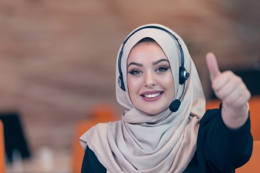 başlangıç ofisinde çalışan Arap kadın