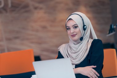 başlangıç ofisinde çalışan Arap kadın