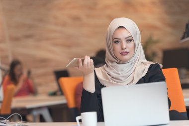 Genç Arapça iş kadını çalışma başlangıç office. 