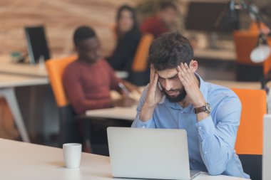 Dizüstü bilgisayar ile oturup yazılım geliştirici 