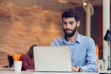 bilgisayar üzerinde çalışan yazılım geliştirici 