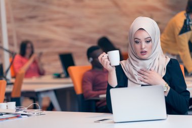 Genç Arapça iş kadını çalışma başlangıç office. 