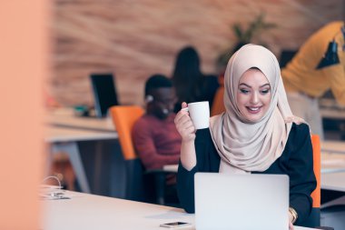 Genç Arapça iş kadını çalışma başlangıç office. 