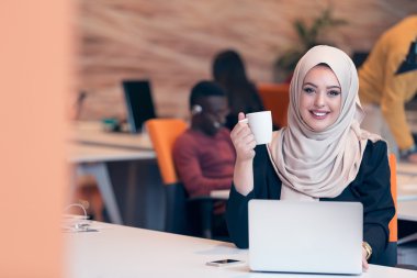 Genç Arapça iş kadını çalışma başlangıç office. 