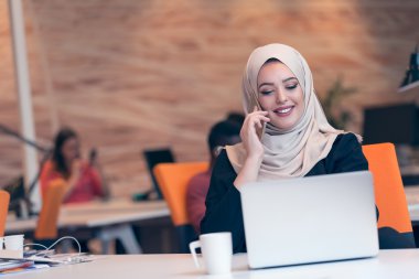 Genç Arapça iş kadını çalışma başlangıç office. 