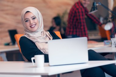 Genç Arapça iş kadını çalışma başlangıç office. 