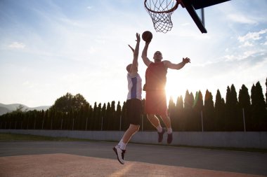 Açık sahada iki basketbol oyuncuları