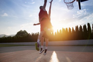 Açık sahada iki basketbol oyuncuları