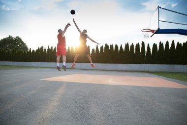 Açık sahada iki basketbol oyuncuları