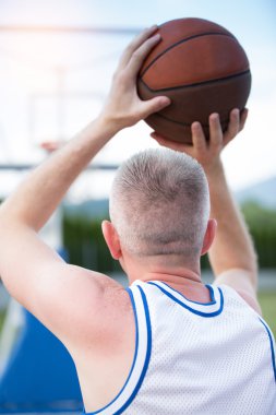 Basketbolcu sahada antrenman yapıyor. Basketbal konsepti