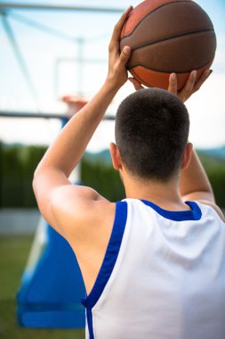 Basketbolcu sahada antrenman yapıyor. Basketbal konsepti