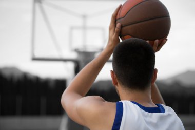 Basketbolcu sahada antrenman yapıyor. Basketbal konsepti