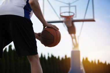 Basketbolcu sahada antrenman yapıyor. Basketbal konsepti