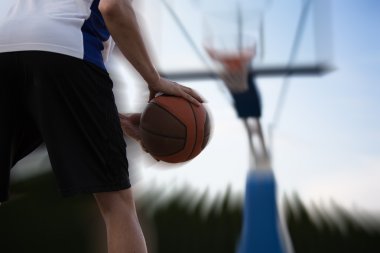 Basketbolcu sahada antrenman yapıyor. Basketbal konsepti