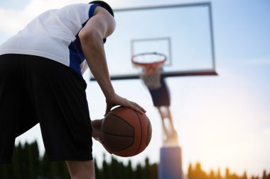 Basketbolcu sahada antrenman yapıyor. Basketbal konsepti
