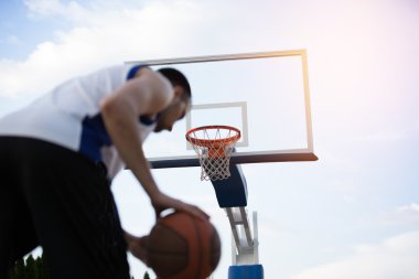 Basketbolcu sahada antrenman yapıyor. Basketbal konsepti