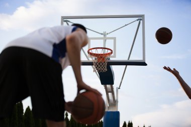 Basketbolcu sahada antrenman yapıyor. Basketbal konsepti