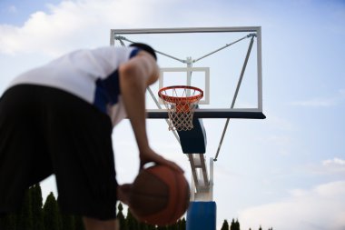 Basketbolcu sahada antrenman yapıyor. Basketbal konsepti