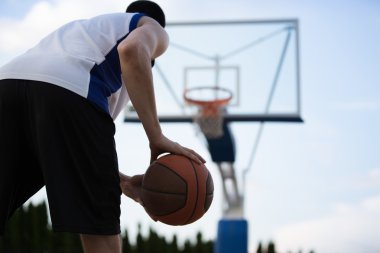 Basketbolcu sahada antrenman yapıyor. Basketbal konsepti