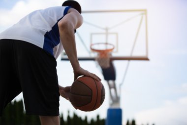 Basketbolcu sahada antrenman yapıyor. Basketbal konsepti