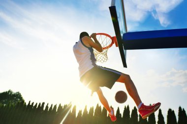 Sokak basketbol oyuncusu güç gecekondu dunk gerçekleştirme.