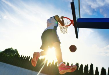 Sokak basketbol oyuncusu güç gecekondu dunk gerçekleştirme.