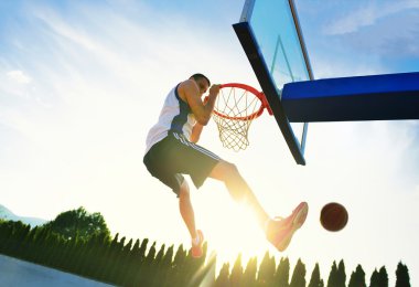 Sokak basketbol oyuncusu güç gecekondu dunk gerçekleştirme.